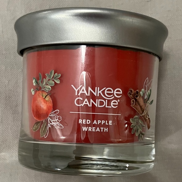 NWT Yankee Candle Red Apple Wreath Candle